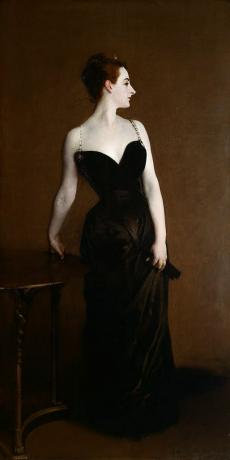 Portrettmaleri av elegant kvinne i lang brun kappe med skulderstropper